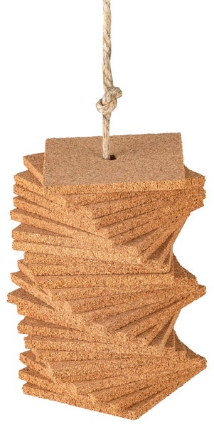 Stapel quadratischer Korkplatten an einem Naturseil aufgereiht.