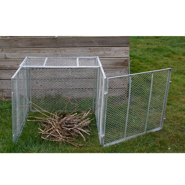 Drahtkomposter mit geöffneter Tür und Gartenabfällen im Inneren