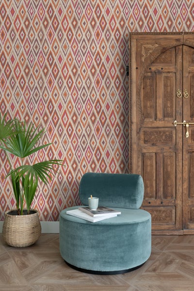 Dekorative Tapete mit geometrischem Rautenmuster in einem hellen, gemütlichen Raum