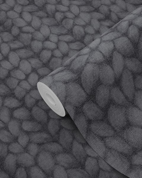 Graue Tapete mit Kiesel-Muster auf einer Rolle