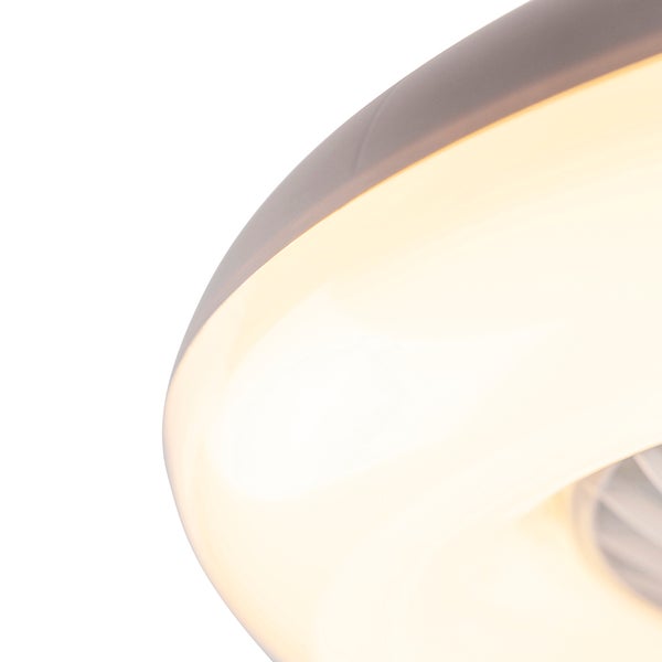 Detailansicht eines modernen Deckenventilators mit integrierter Beleuchtung, gewölbter lichtdurchlässiger Abdeckung und warmweißer Lichtquelle.