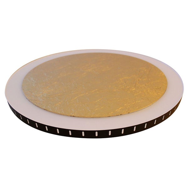 Runde LED-Deckenleuchte mit goldfarbener Mitte, weißem Diffusorring und schwarzem Außenrand.