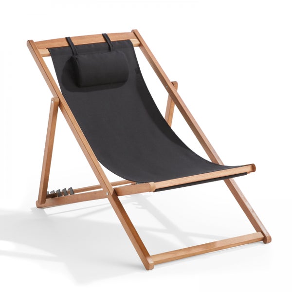 Zusammenklappbarer Liegestuhl aus Holz mit schwarzem Stoffbezug und Kopfkissen.
