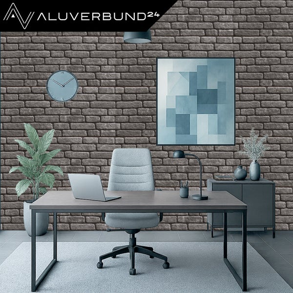 Helles Büro mit Steinmauer-Tapete, Schreibtisch und Büromöbeln