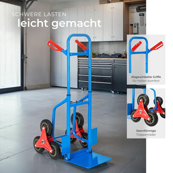 Blaue Treppensteiger Sackkarre aus Metall in einer hellen Werkstatt, mit abgewinkelten Sicherheitsgriffen und sternförmigen Treppenrädern.