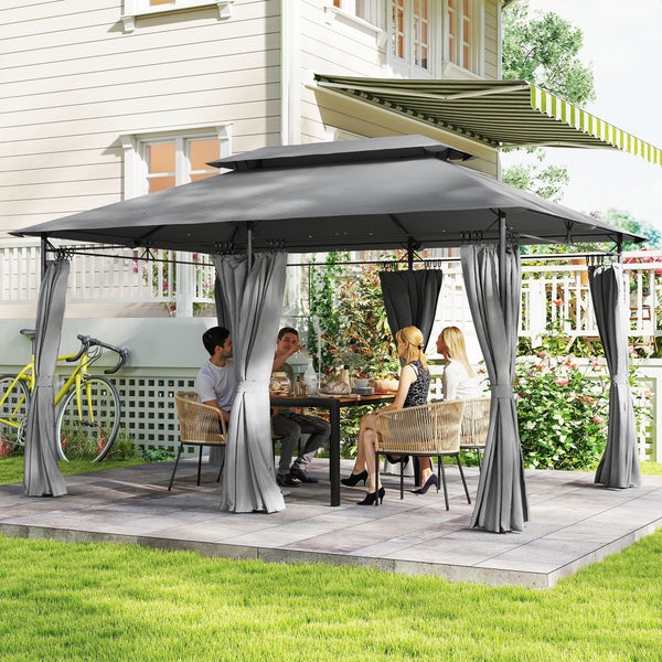 Grauer Gartenpavillon mit Doppeldach und Vorhängen auf einer Terrasse mit Sitzgruppe und vier Personen vor einem Wohnhaus.