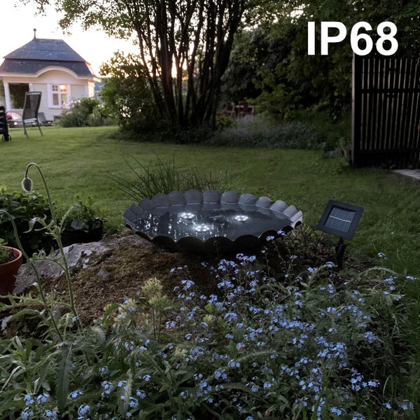 Gartenszene mit Solar-Vogeltränke mit IP68-Schutz