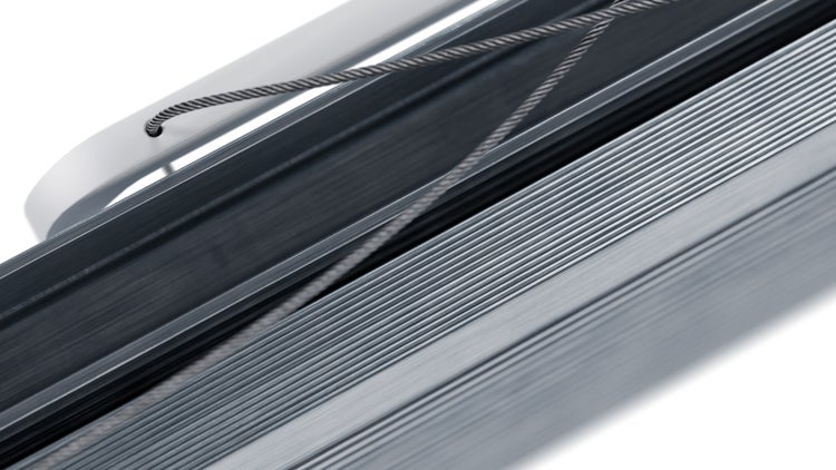 Nahaufnahme einer Jalousie mit Zugschnur