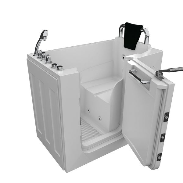 Weiße Sitzbadewanne mit seitlicher Einstiegstür, Handbrause, Armaturen und schwarzer Nackenstütze.