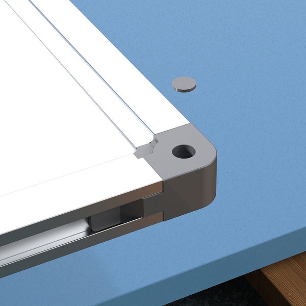 Detailansicht einer Whiteboard-Ecke mit grauem Montageelement und passender Abdeckkappe für das Schraubloch.