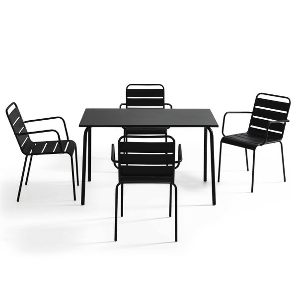 Schwarze Garten-Sitzgruppe bestehend aus einem rechteckigen Tisch und vier Metallstühlen mit Armlehnen und horizontalen Lamellen.