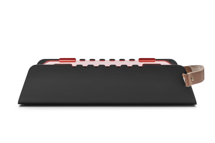 The Favilla FUMO mobiler Holzkohlegrill (48x17x11 cm) in Rot – 2-in-1 Grill mit Edelstahlrost & Spießhalterung – Inkl. Tragetasche für Camping