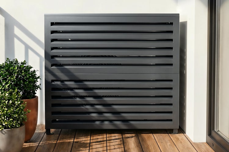 Abdeckung für Klimaanlage mit horizontalen Lamellen auf einer Terrasse