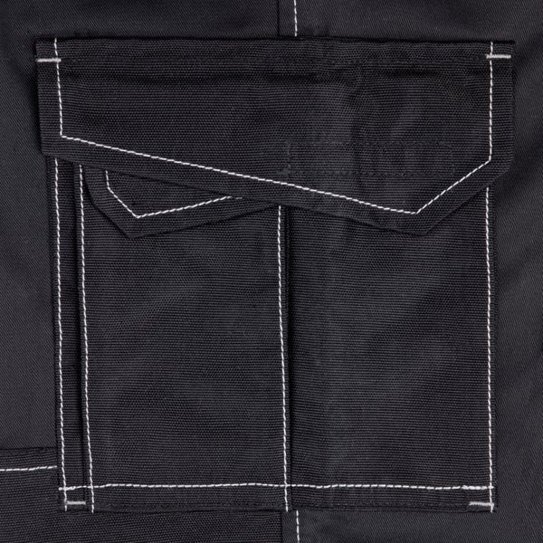 Detailaufnahme einer Arbeitshose mit Tasche und weißer Naht.