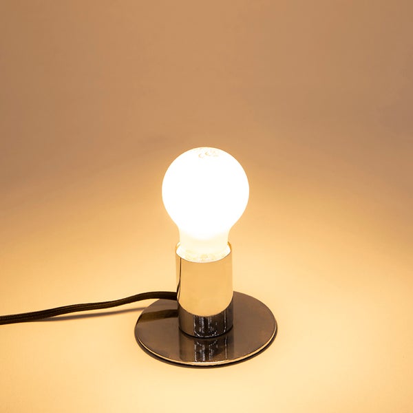 Tischleuchte mit rundem Metallfuß in Chromoptik, zylindrischer Fassung und leuchtendem, rundem Leuchtmittel.