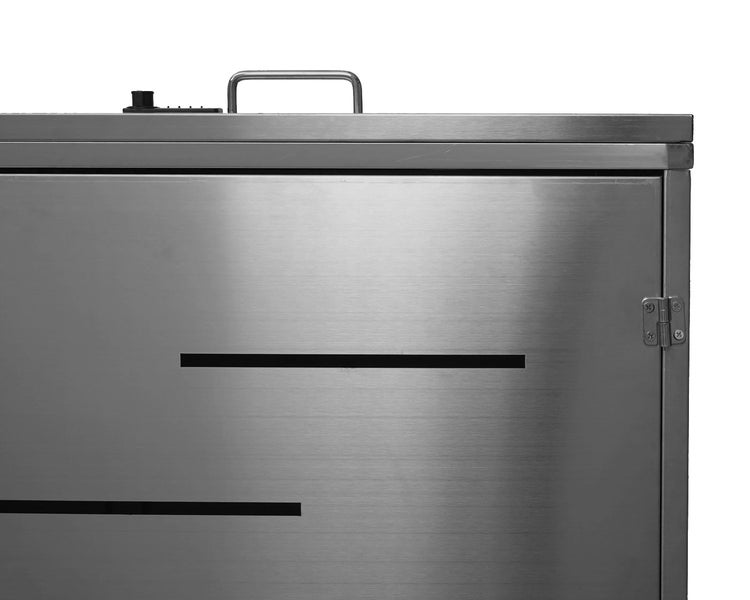 Detailansicht eines Metallschranks mit Schlitzen