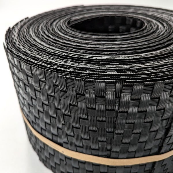 Rolle mit geflochtenem Sichtschutzstreifen aus Kunststoff