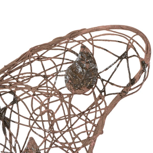 Detail einer Gartenfigur aus Metallgeflecht mit einem Metallelement in Blattform.