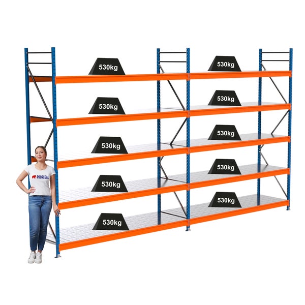 Belastetes Lagerregal mit einer Traglast von 530 Kilogramm je Ebene.