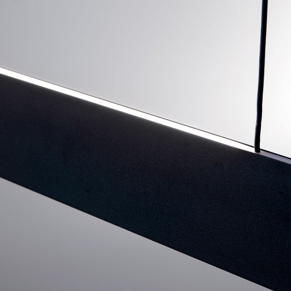 Moderne LED Pendelleuchte mit flachem Profil und direkter Lichtabstrahlung für eine gleichmäßige Raumbeleuchtung.