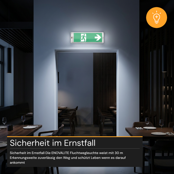 Fluchtwegleuchte Enovalite mit 30 Meter Erkennungsweite über einer Tür in einem Restaurant montiert zur Sicherheitskennzeichnung im Notfall