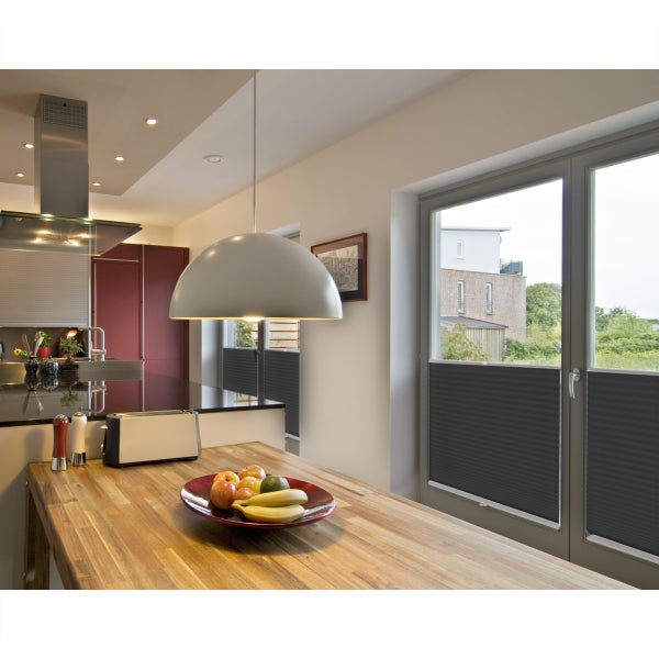 Graues Faltrollo zur Fensterdekoration und zum Schutz der Privatsphäre