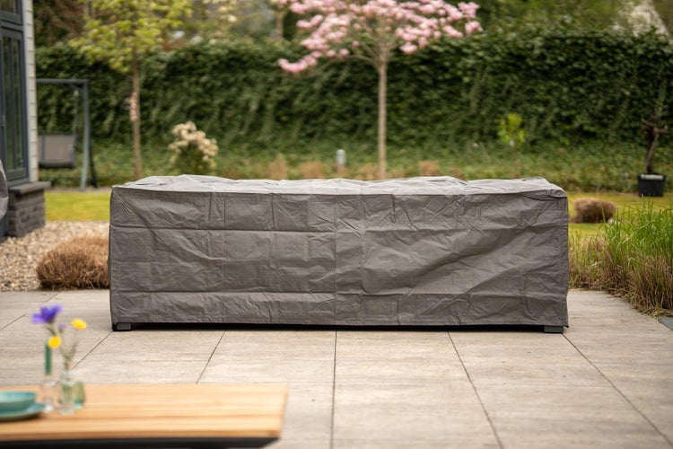 Abgedeckte Gartenmöbel auf einer Terrasse