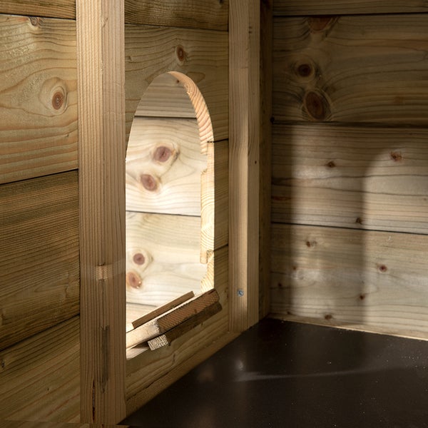 Detailansicht eines Holzhauses mit einer runden Öffnung