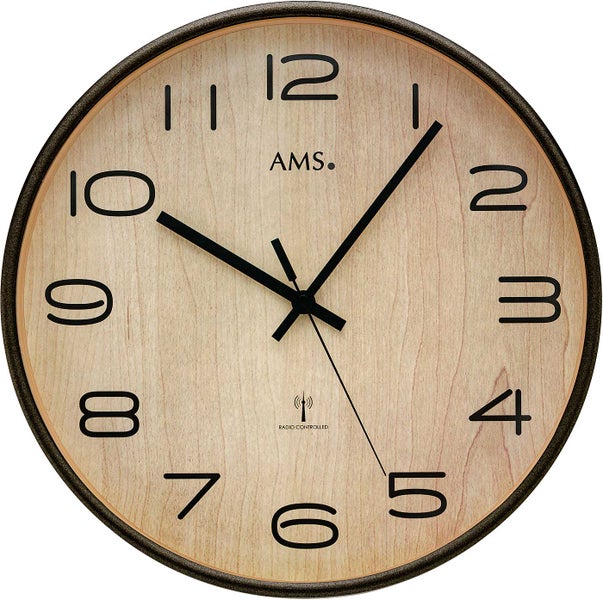 Analoge Funkwanduhr mit Holzoptik und schwarzem Rand