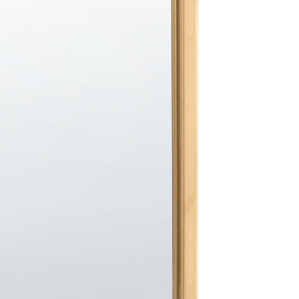 Nahaufnahme eines goldfarbenen Spiegelrahmens mit glattem Profil.