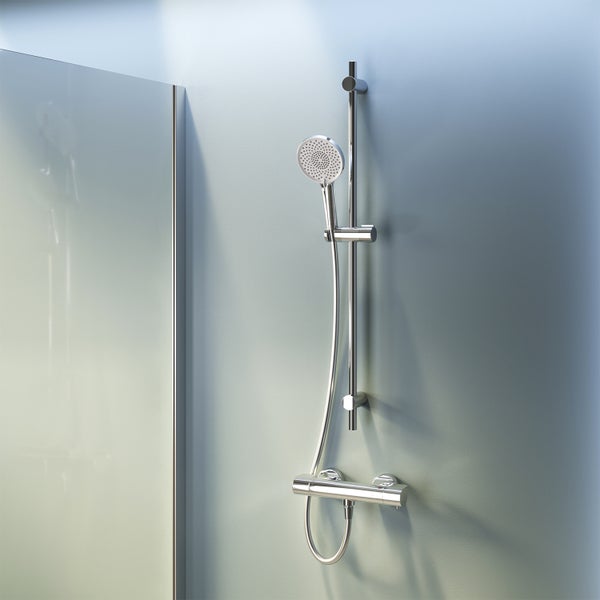 Duschsystem mit Handbrause, Brausestange und Thermostatarmatur montiert an einer Wand neben einer Glasduschwand.