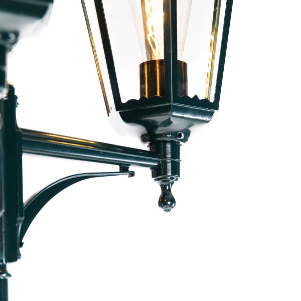 Detailansicht einer klassischen Außenwandleuchte in Schwarz mit Klarglas und Filament-Leuchtmittel.