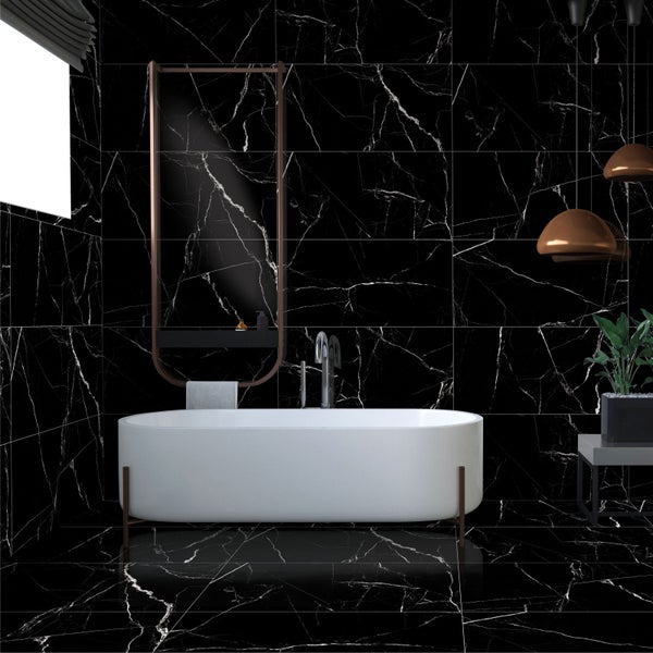 Badezimmer mit schwarzen Marmorfliesen, Badewanne und Waschtisch