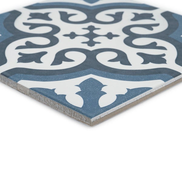 Quadratische Wandfliese oder Bodenfliese mit Ornamentmuster in mediterranem Design.