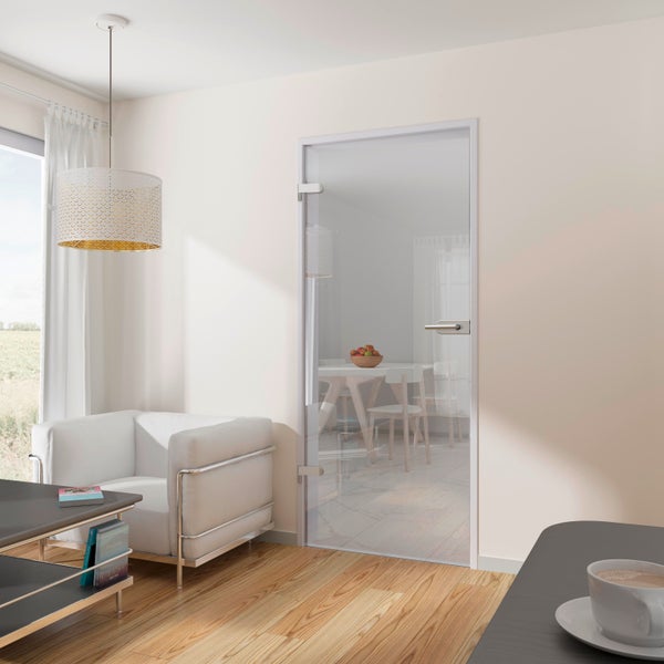 Moderne Ganzglastür in einem hellen Wohnzimmer mit Blick in den Essbereich, inklusive silbernem Drücker und Beschlägen.