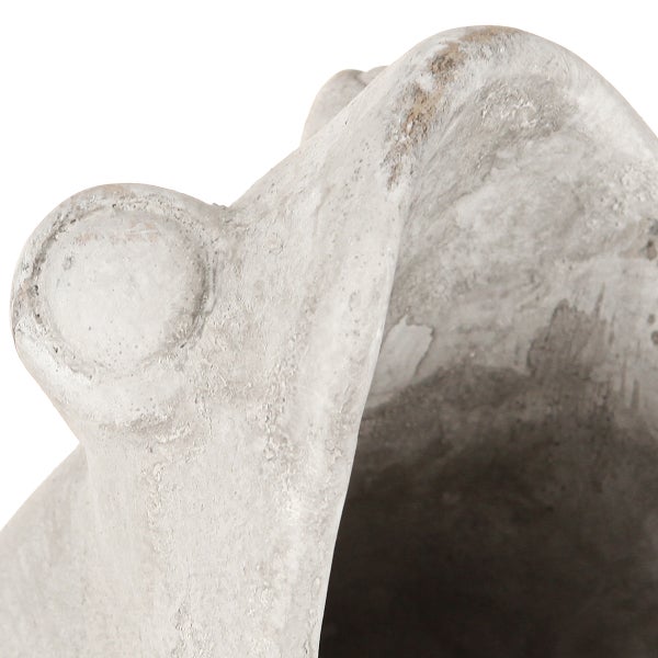 Detailaufnahme eines Pflanzgefäßes aus Stein