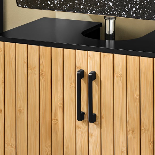 Detailansicht eines Waschtischunterschranks mit Bambusfront und schwarzen Griffen