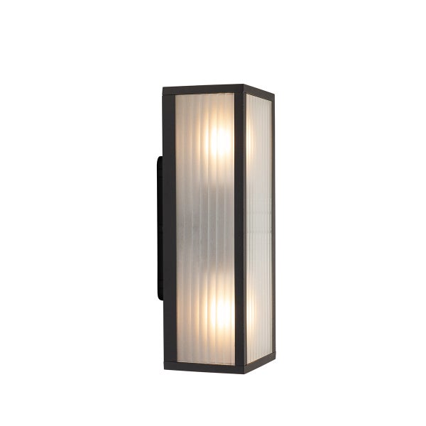 Moderne Außenwandleuchte in Schwarz mit rechteckiger Form und geriffeltem Glas, vertikal ausgerichtet mit zwei Lichtquellen.