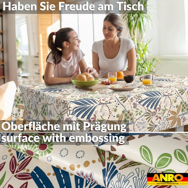 Tischdecke mit geprägter Oberfläche und Blättermuster, helle Szene mit Frau und Kind am Esstisch, ANRO Deutsche Manufaktur Logo.