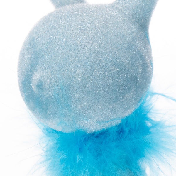 Osterhasenfigur aus beflocktem Kunststoff mit Federapplikation als Dekoration