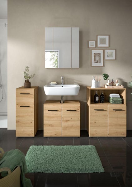 Modernes Badmöbel-Set in heller Holzoptik mit Waschbecken, Unterschrank, Hochschrank, Beistellschrank, Spiegelschrank und grünem Teppich.
