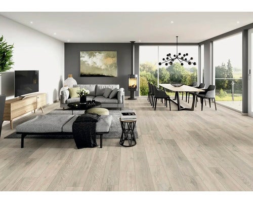 Heller Wohnraum mit Holzboden, Sofa, Esstisch und Kaminofen