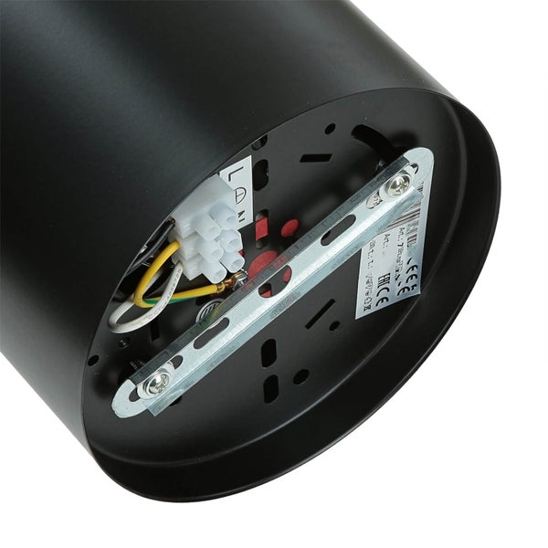 Befestigung einer schwarzen Wandleuchte mit elektrischen Anschlüssen