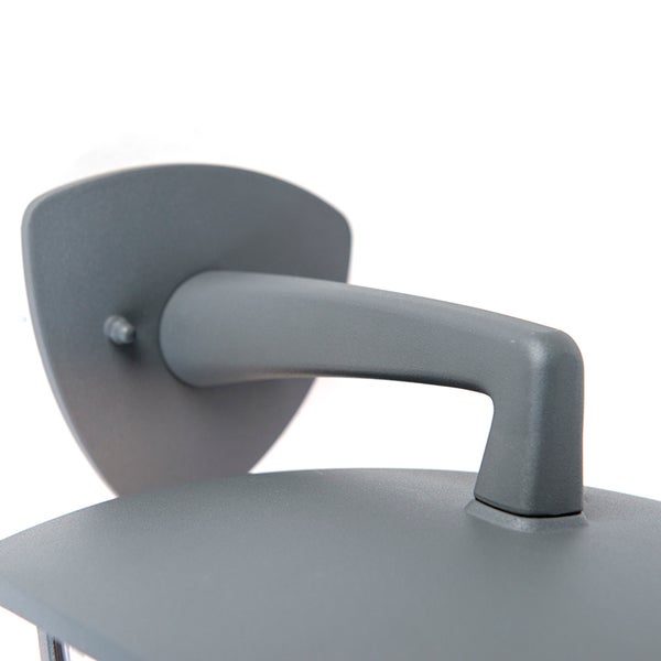 Detailansicht der grauen Wandhalterung und des Arms einer Außenwandleuchte.