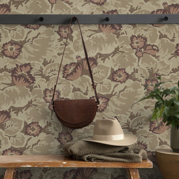 Dekorative Szene mit floraler Tapete, Holzbank, Tasche und Hut.