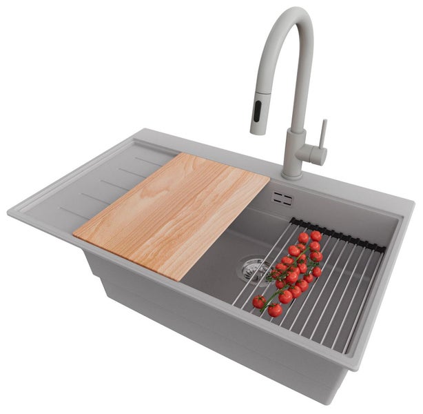 Spüle mit Armatur, Schneidebrett und Abtropfgitter