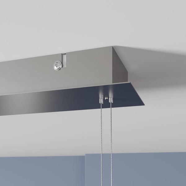 Deckenbaldachin einer Pendelleuchte aus gebürstetem Metall mit Drahtseilaufhängung.