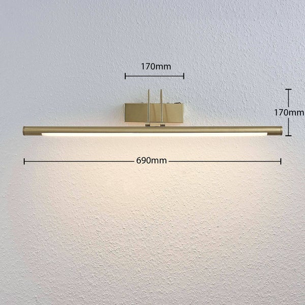 Goldfarbene Bilderleuchte aus Metall mit integriertem Leuchtmittel, Breite 690 Millimeter, Wandhalterung Breite 170 Millimeter, Höhe 170 Millimeter.