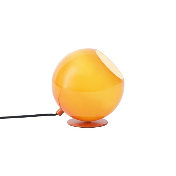 Kugelförmige Tischleuchte in Orange mit glänzender Oberfläche und schwarzem Netzkabel.