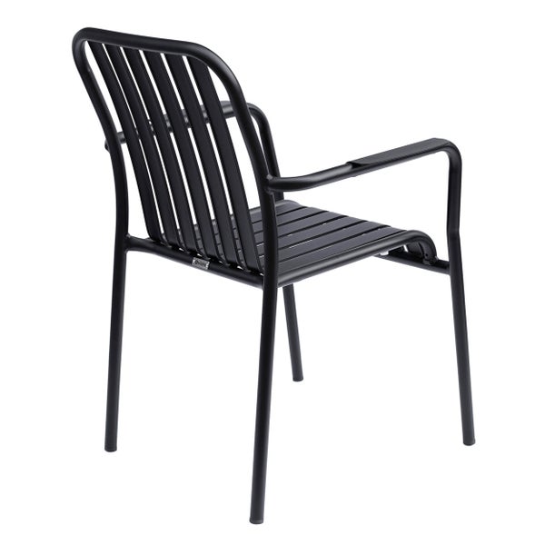 Rückansicht eines schwarzen Gartenstuhls aus Metall mit Armlehnen und vertikalen Latten. Oviala Logo.